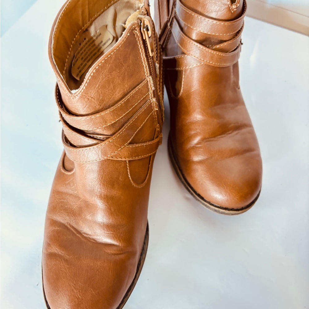 Ladies Aeropostale tan leather zip up booties measures 9 inches size 7